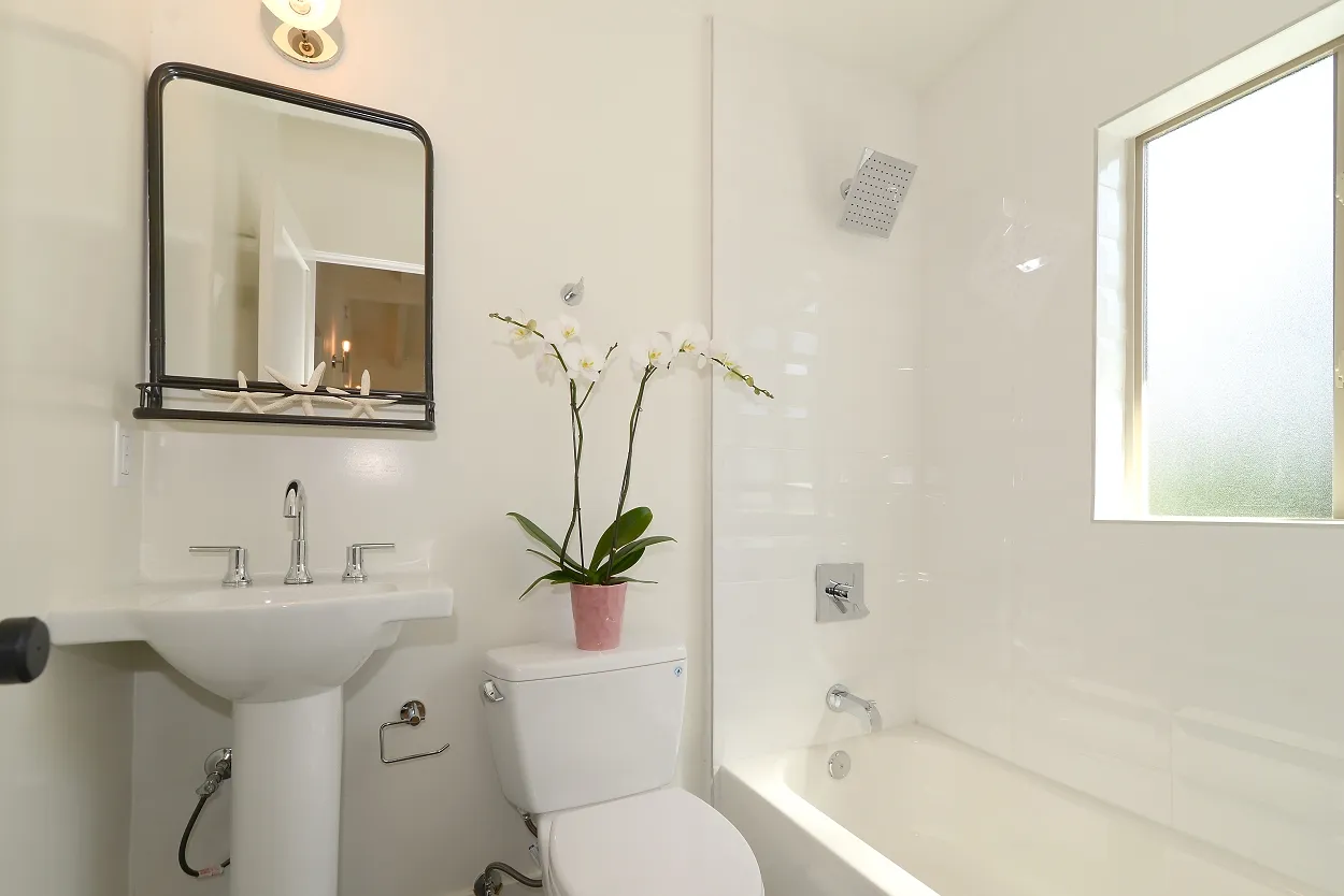 Guest bathroom at the Ivy Project