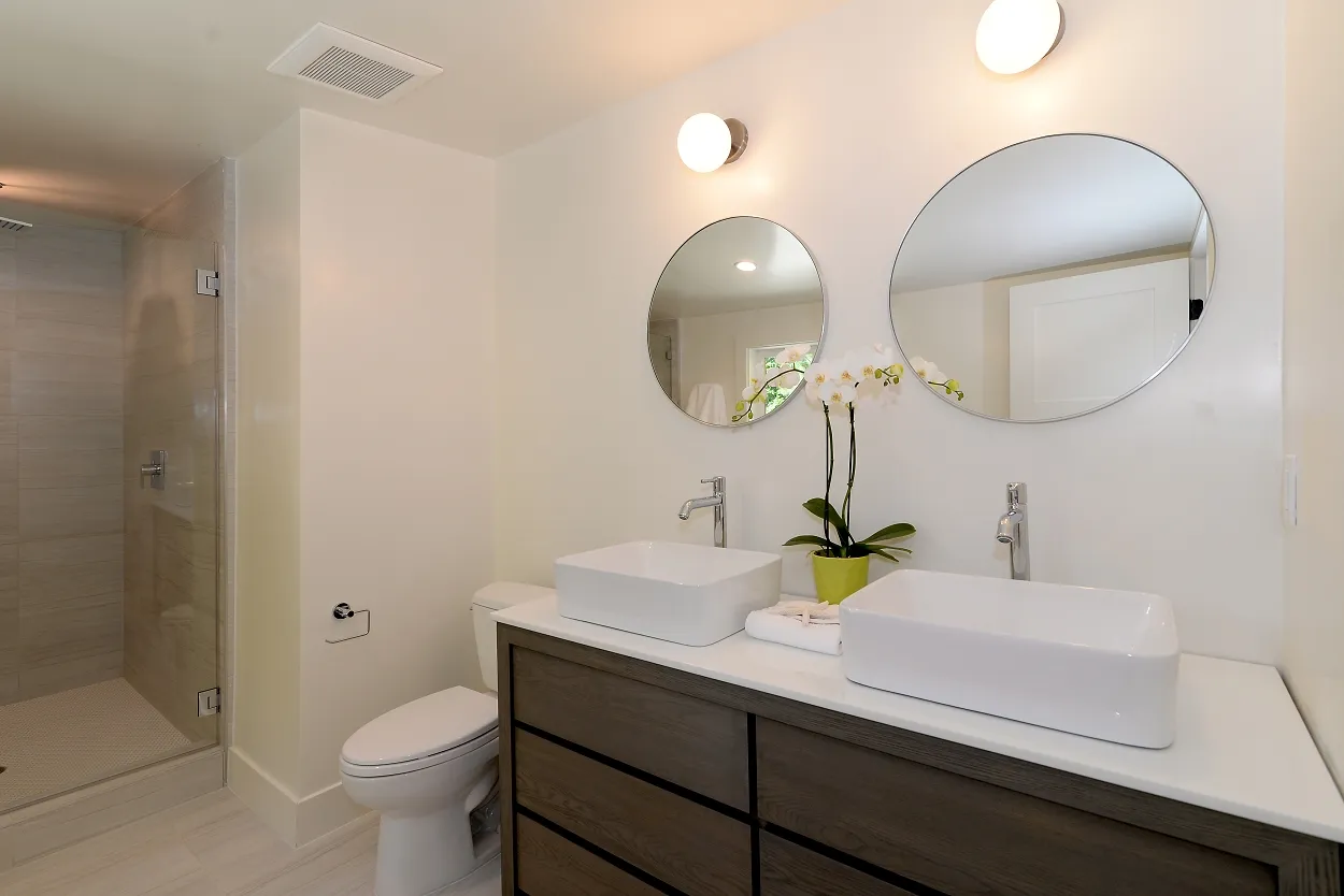 Bathroom lighting and mirror at the Ivy Project