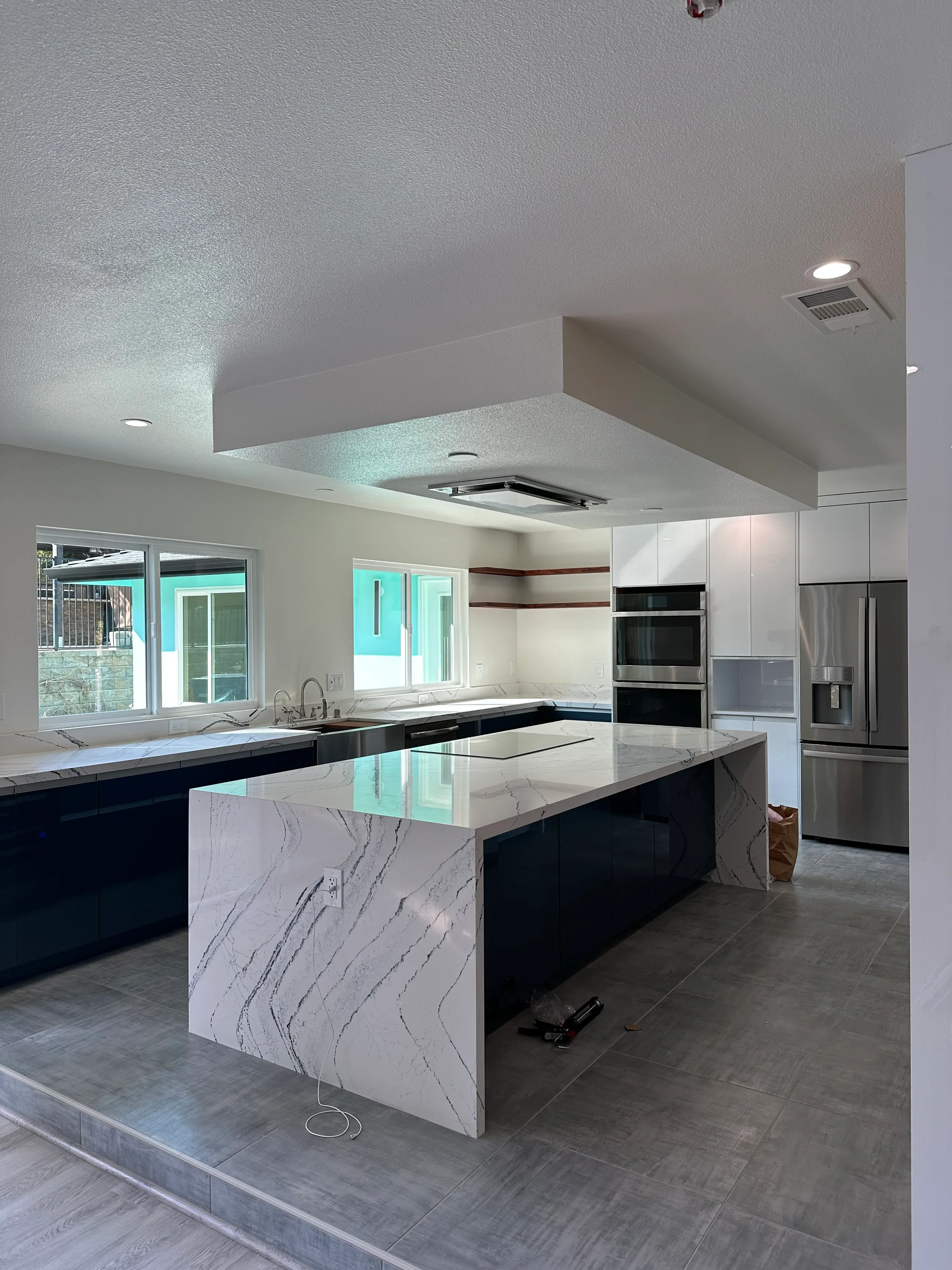 Completed kitchen with island at Belblossom