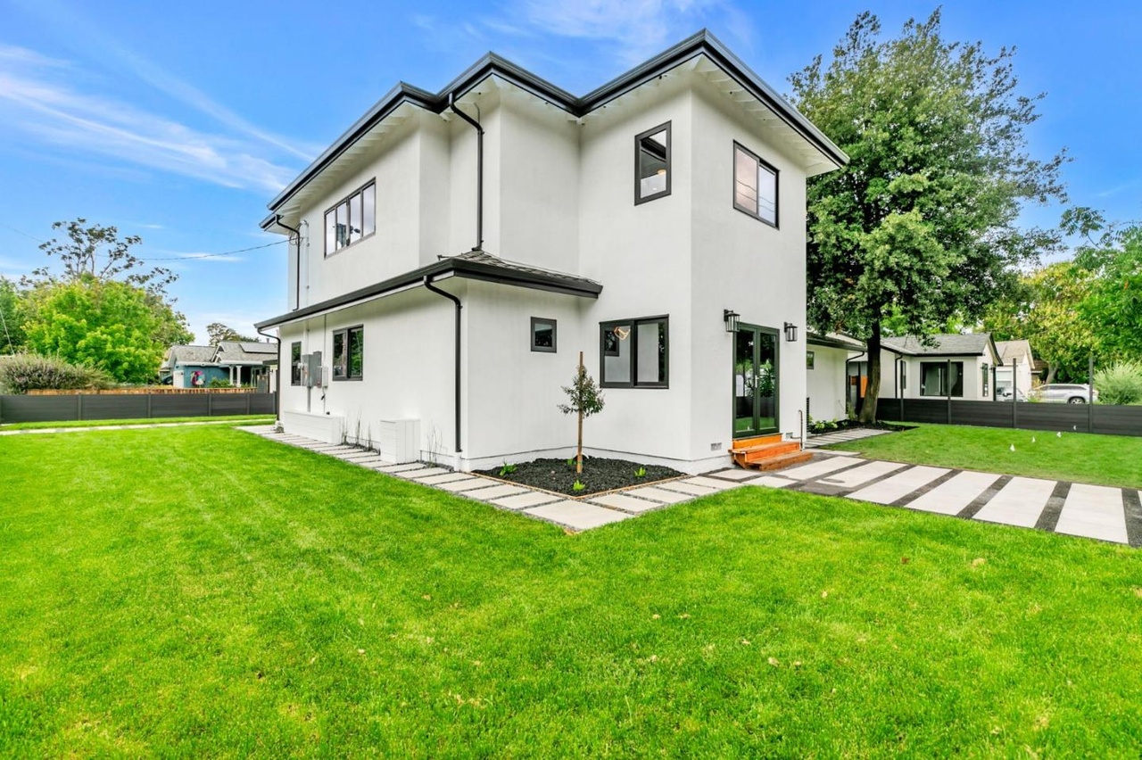Backyard entertaining space at Hawthorne Ave
