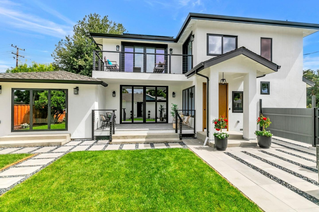 Backyard garden and hardscape at Hawthorne Ave
