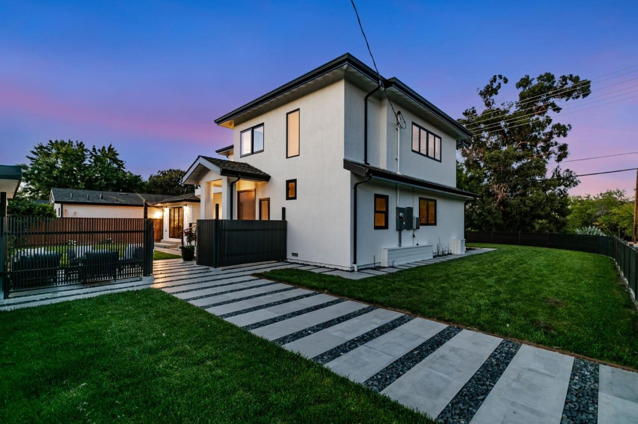 Outdoor living area at Hawthorne Ave