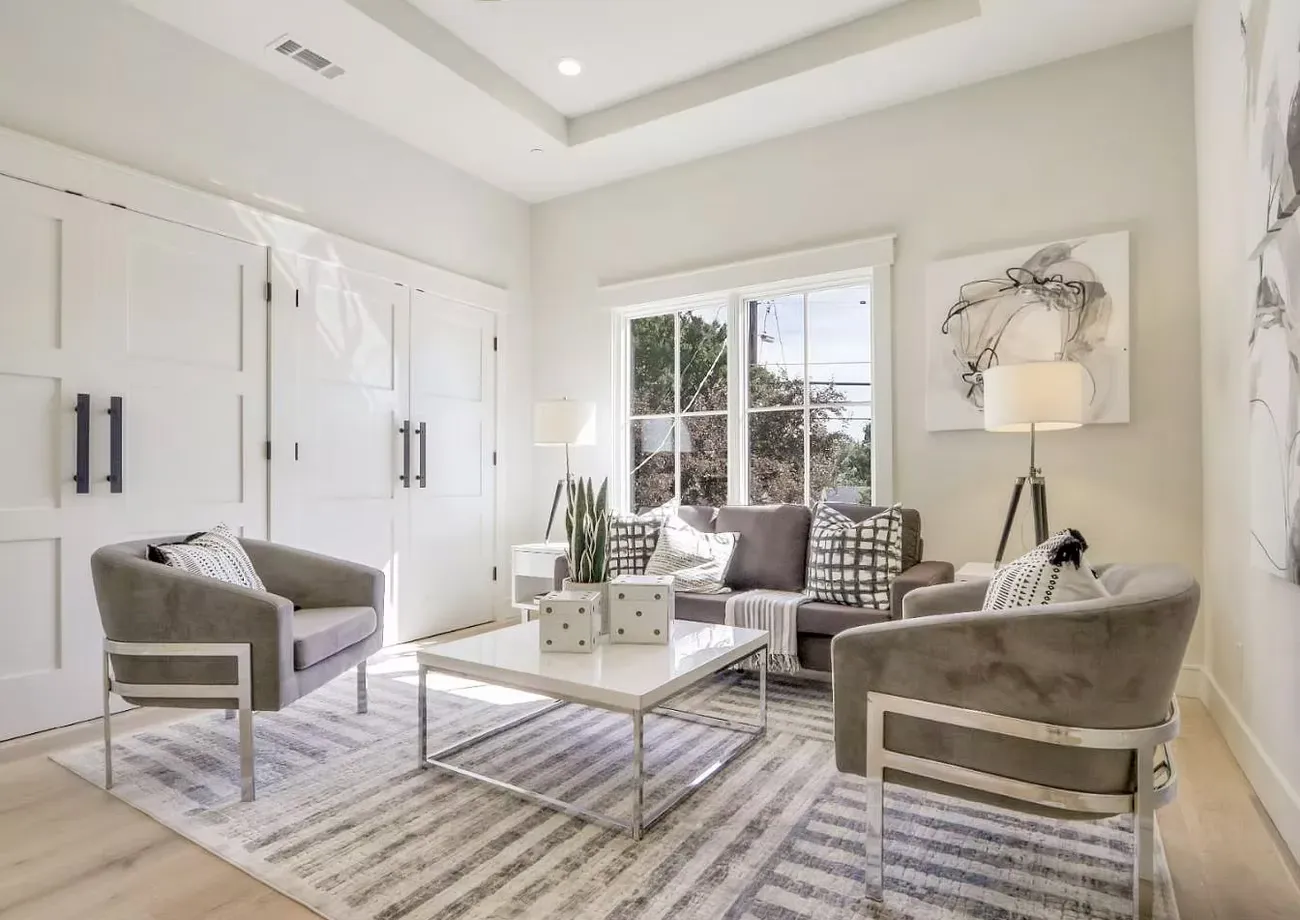 Living room with fireplace at Willow Glen